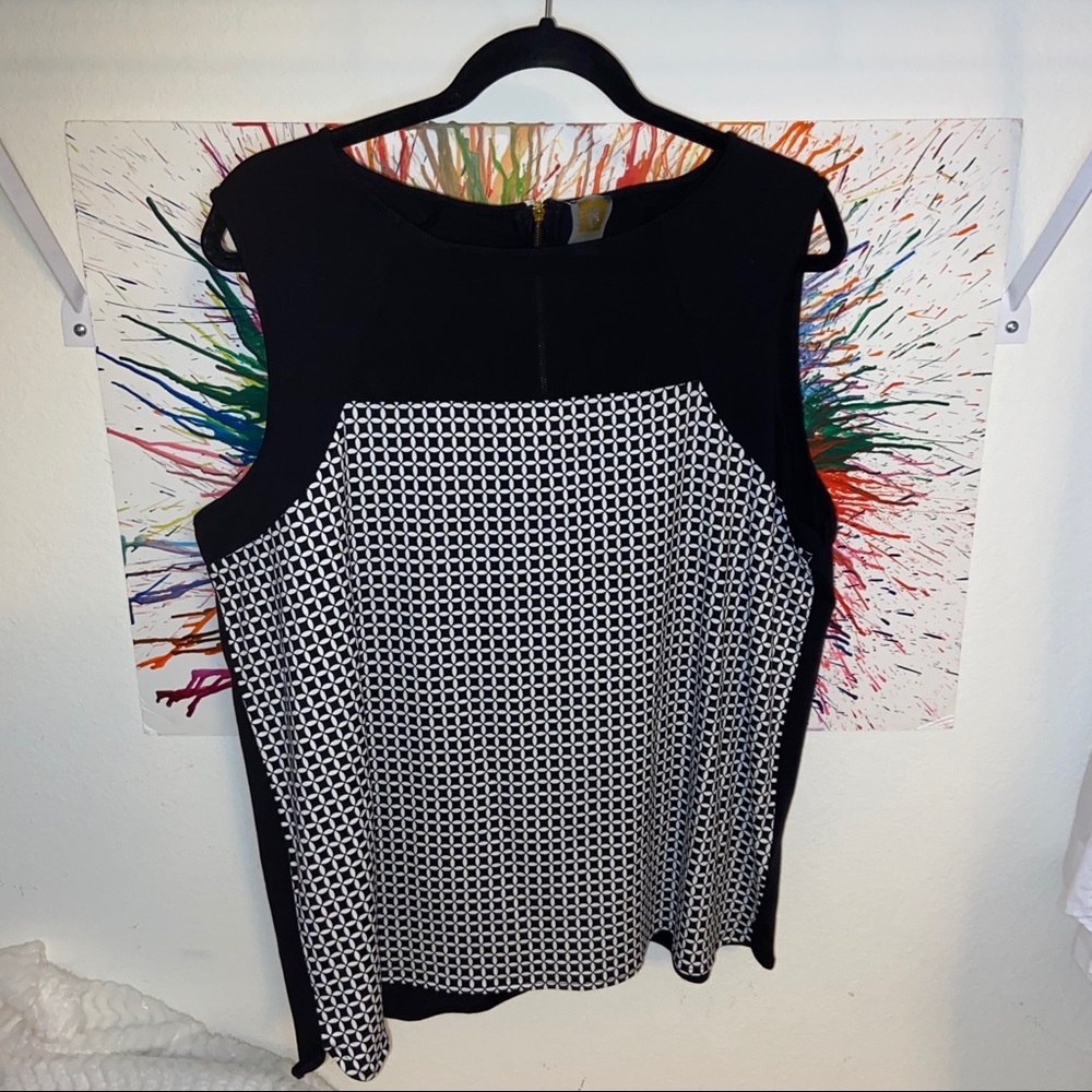 Anne Klein sleeveless top. Black and white top